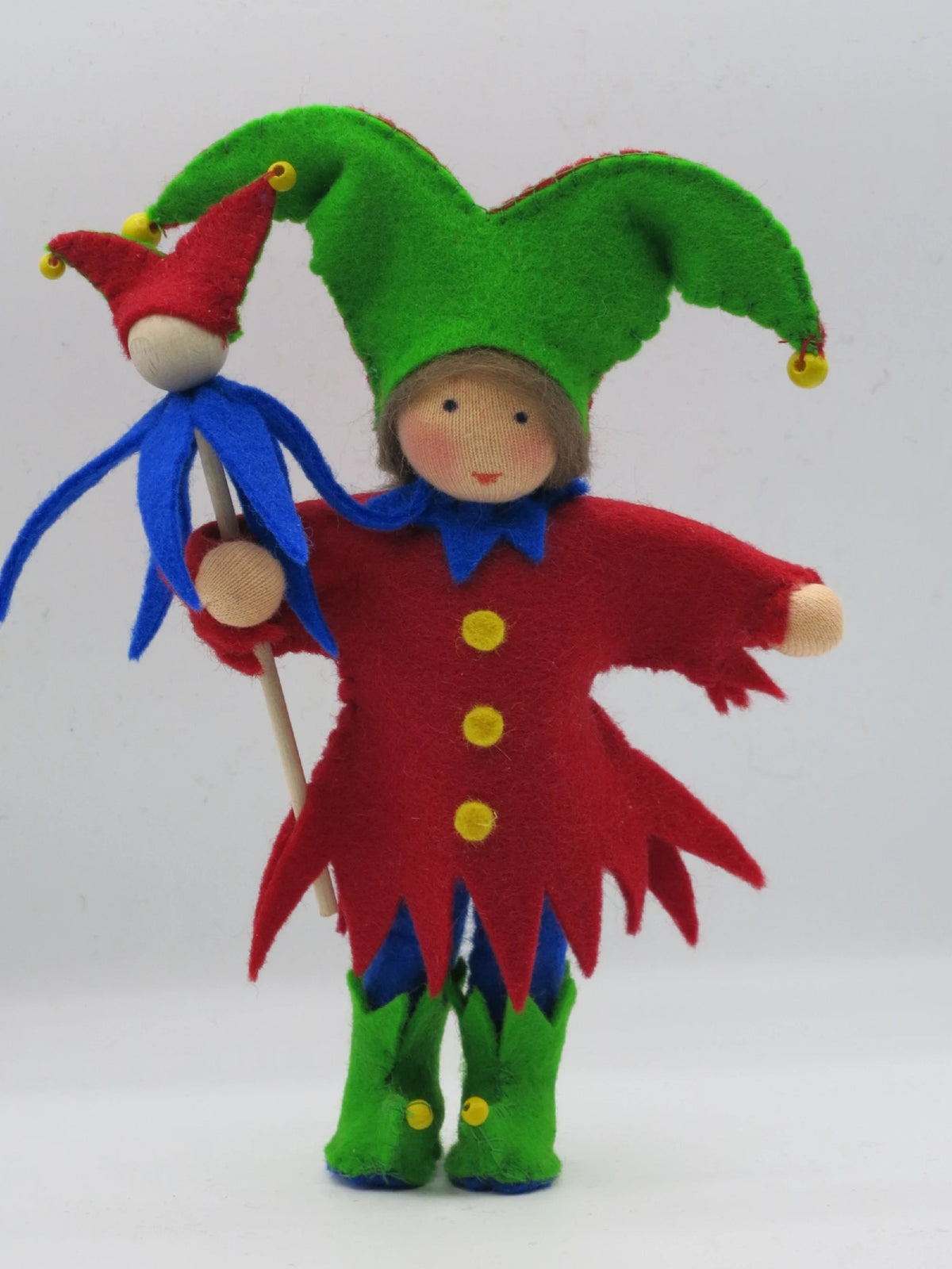 Harlekin-Blumenkind Ganzkörperansicht mit grüner Zipfelmütze, roter Jacke und Marotte für den Waldorf Jahreszeitentisch