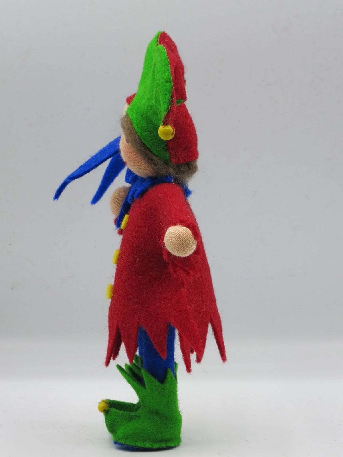 Rückansicht des Harlekin-Blumenkinds mit gezacktem Kragen und Marotte auf der Schulter