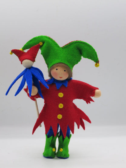 Harlekin Blumenkind aus Wollfilz für den Waldorf Jahreszeitentisch, Fasching-Figur mit Zipfelmütze und Marotte