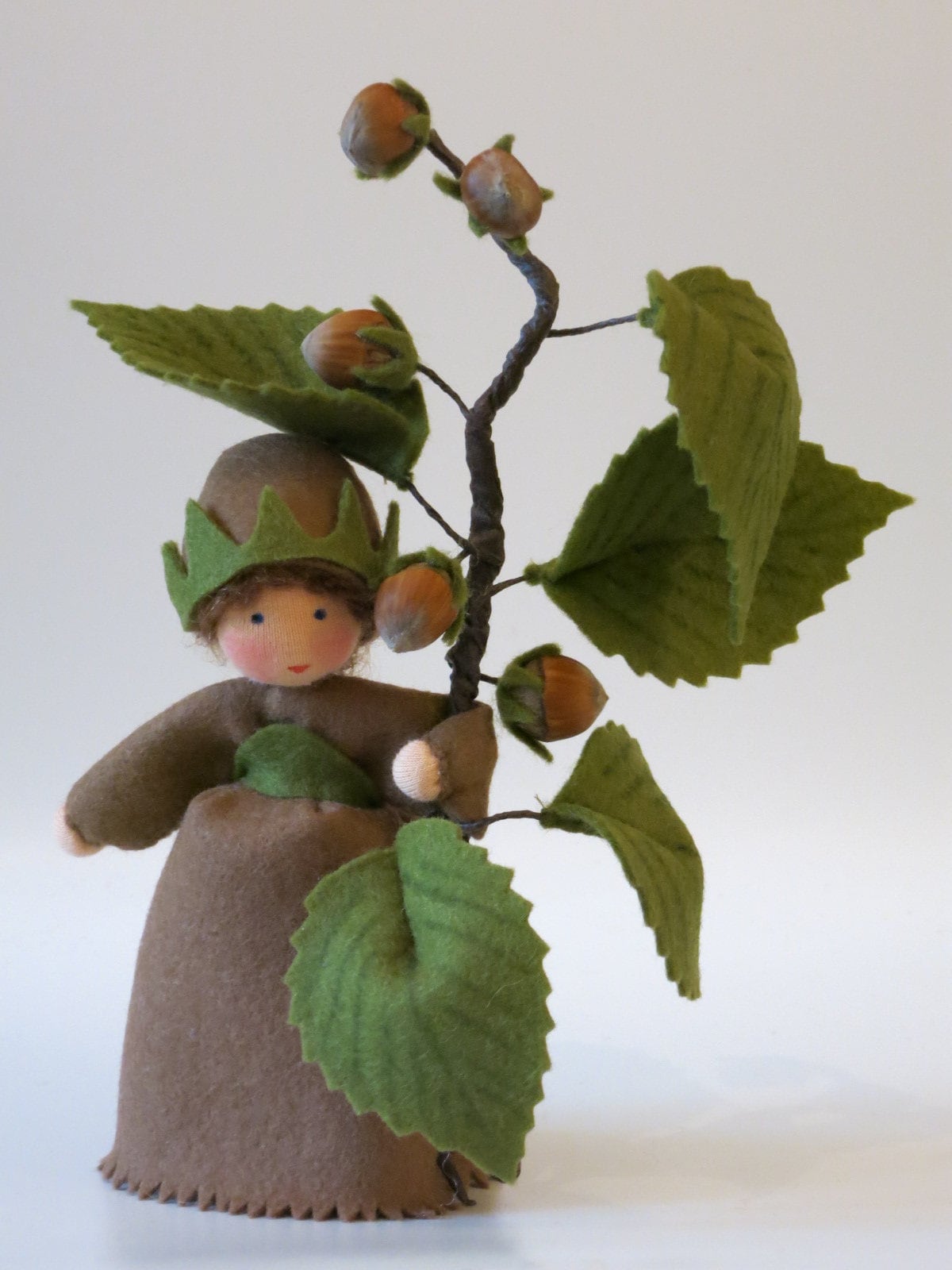 Haselnuss Blumenkind aus Wollfilz mit Haselnusszweig, Waldorf-Jahreszeitentisch, Art. HE38