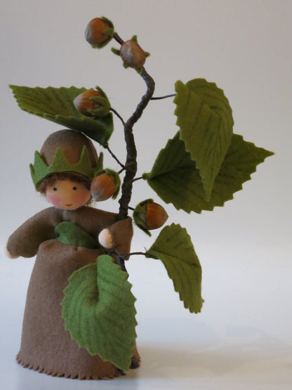 Haselnuss Blumenkind aus Wollfilz mit Haselnusszweig, Waldorf-Jahreszeitentisch, Art. HE38