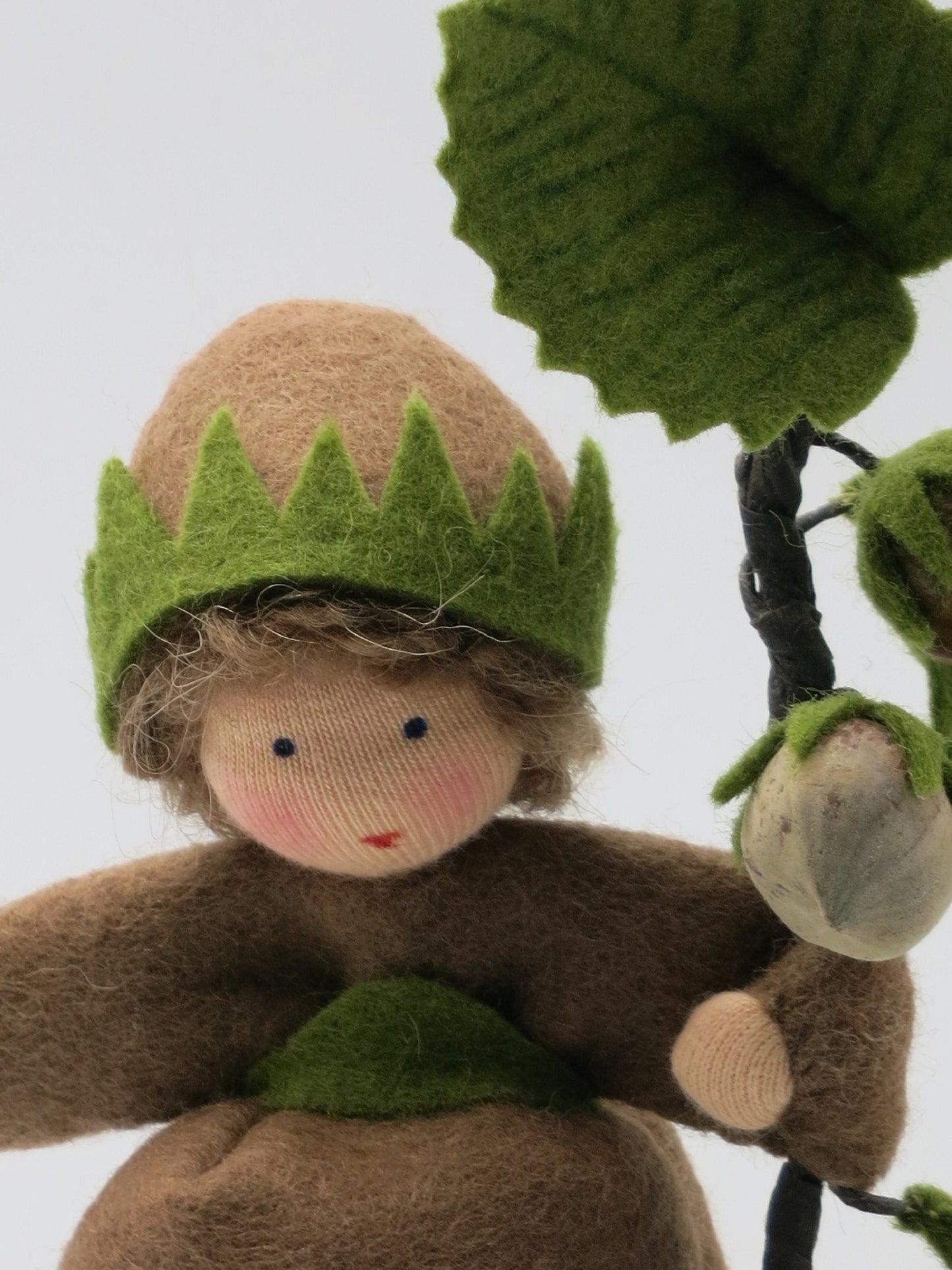 Haselnuss Blumenkind aus Wollfilz mit Haselnusszweig, Waldorf-Jahreszeitentisch, Art. HE38