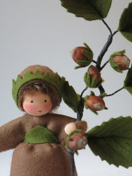 Haselnuss Blumenkind aus Wollfilz mit Haselnusszweig, Waldorf-Jahreszeitentisch, Art. HE38
