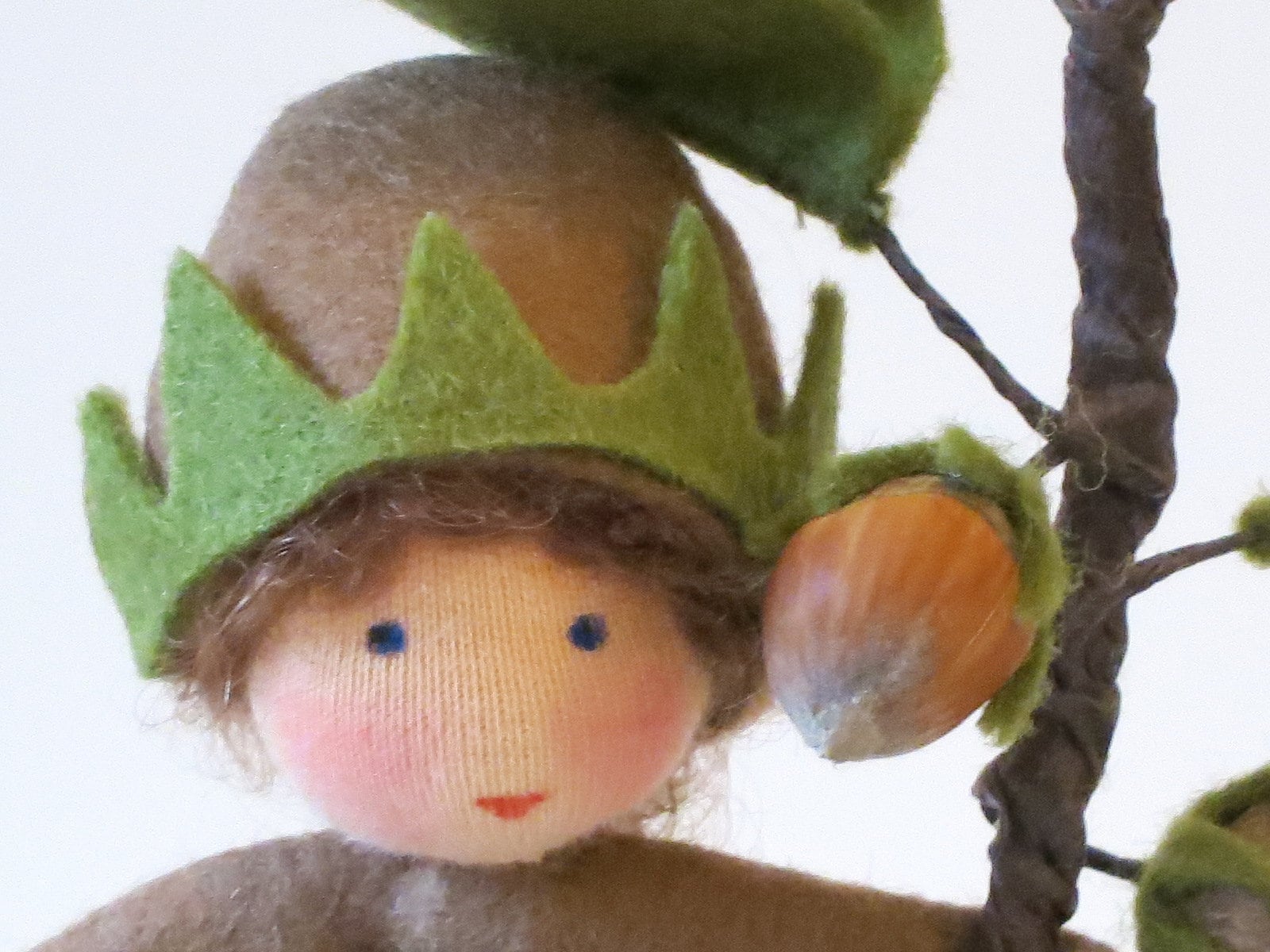 Haselnuss Blumenkind aus Wollfilz mit Haselnusszweig, Waldorf-Jahreszeitentisch, Art. HE38