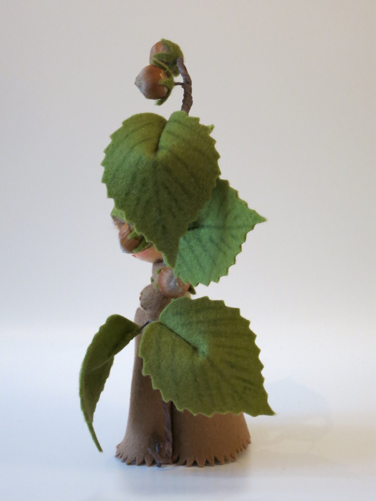 Haselnuss Blumenkind aus Wollfilz mit Haselnusszweig, Waldorf-Jahreszeitentisch, Art. HE38