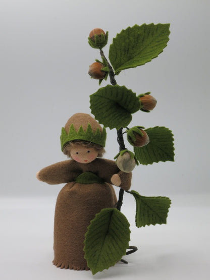 Haselnuss Blumenkind aus Wollfilz, Rueckansicht mit Haselnusszweig und reifen Nuessen, Waldorf-Jahreszeitentisch, Art. HE38