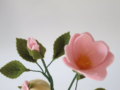 Detailansicht der Heckenrosen-Blüte aus Wollfilz mit goldenen Staubgefäßen und gelber Mitte.