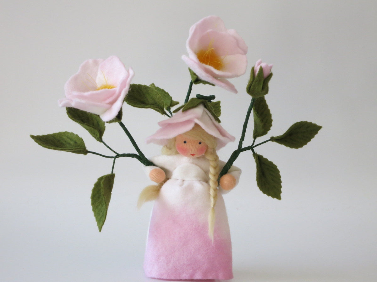 Detailaufnahme der noch geschlossenen Heckenrosen-Knospe am Wollfilz-Blumenkind.