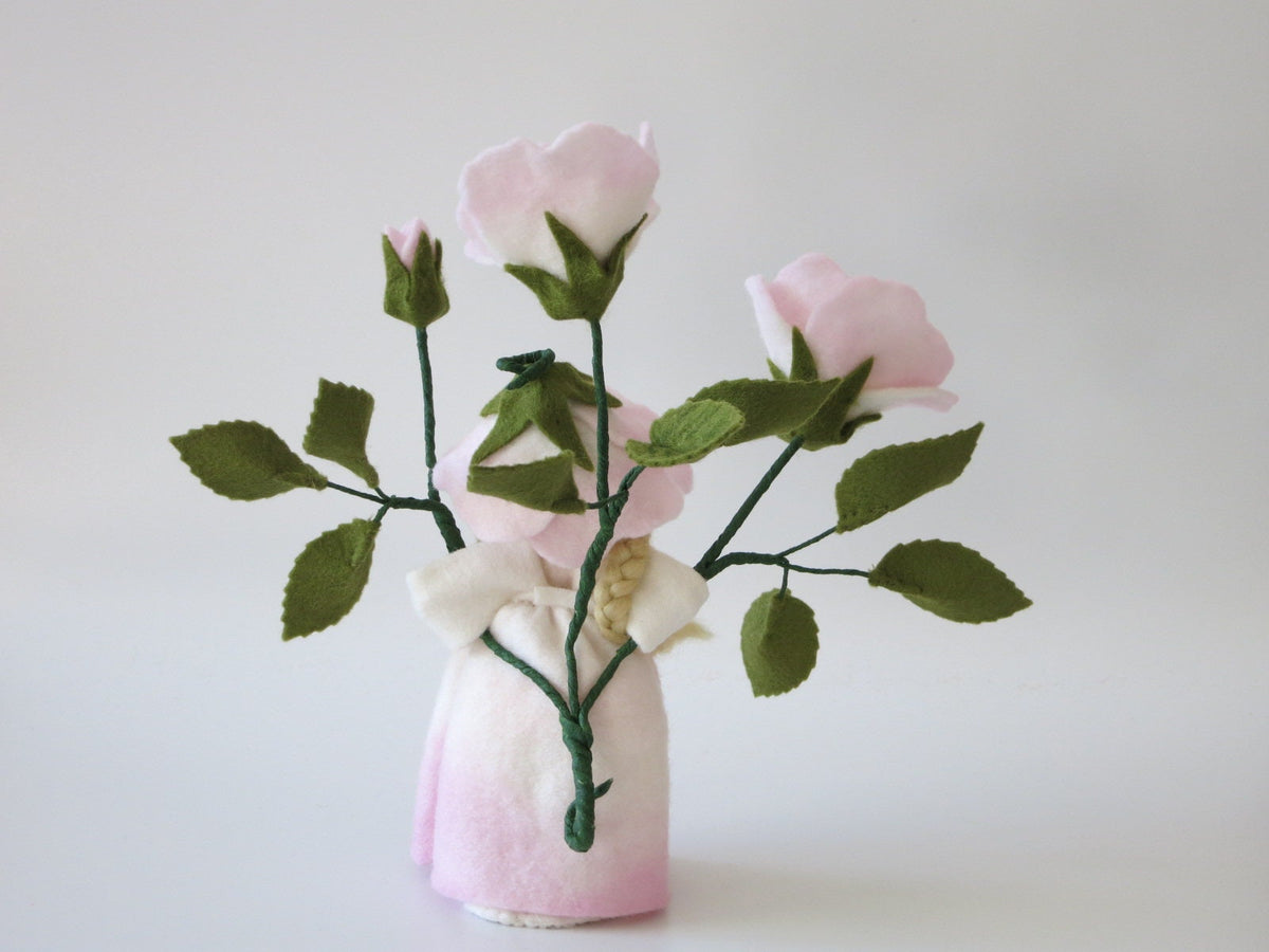 Dreiviertelansicht der Heckenrose-Figur mit drei Blütenstielen und rosa Blütenhaube.