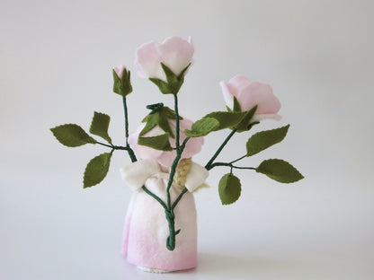 Dreiviertelansicht der Heckenrose-Figur mit drei Blütenstielen und rosa Blütenhaube.