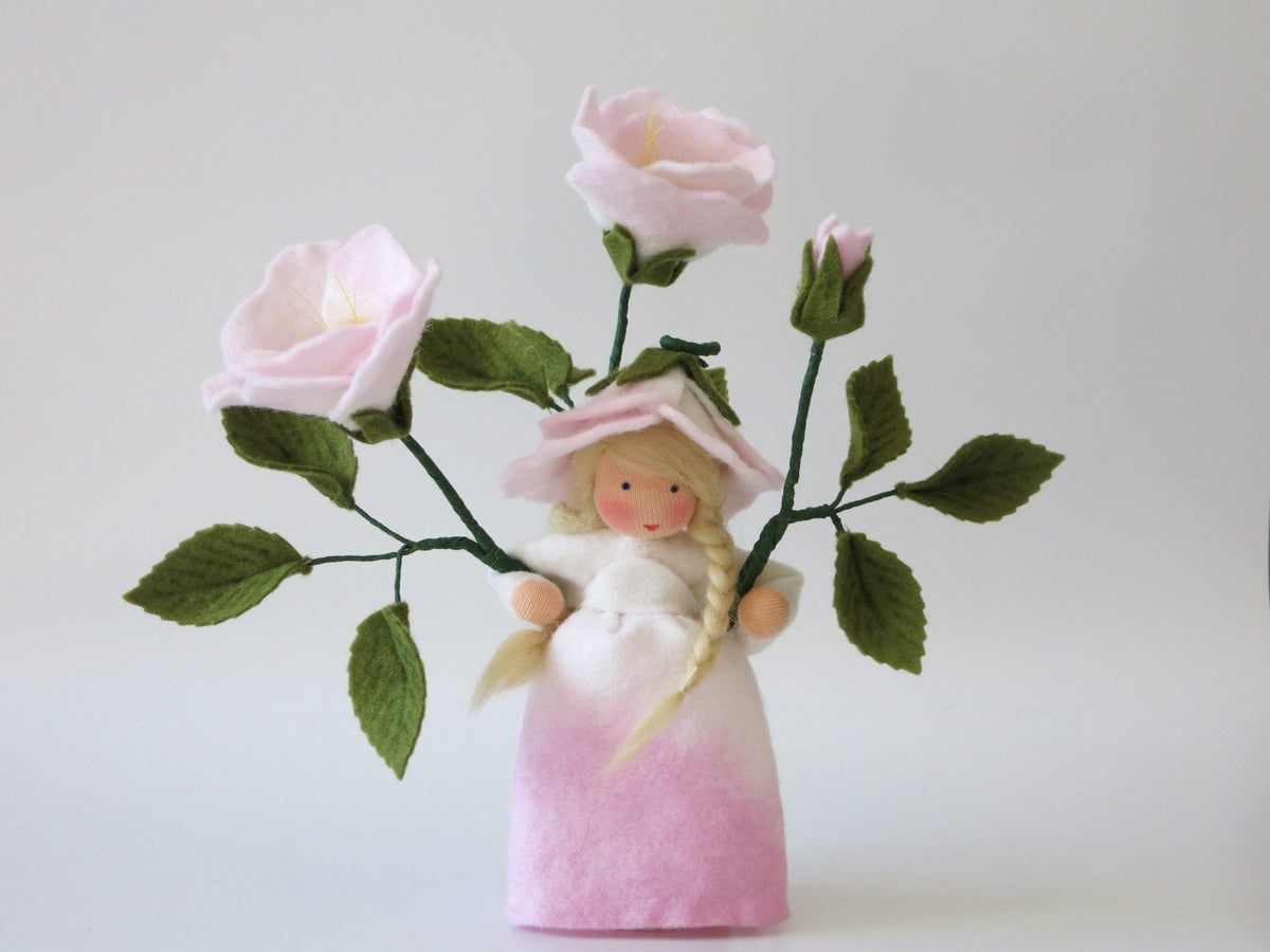 Heckenrose-Blumenkind aus Wollfilz mit drei Blütenstielen und gesägten Blättern, Gesamtansicht.