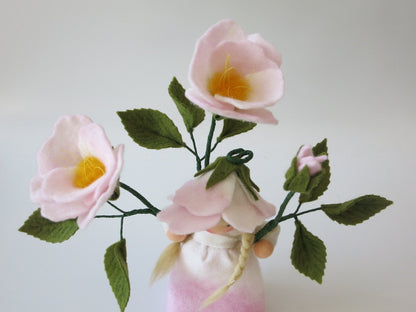 Seitenansicht des Heckenrose-Blumenkindes mit Blütenzweig, Knospe und gesägten Rosenblättern.