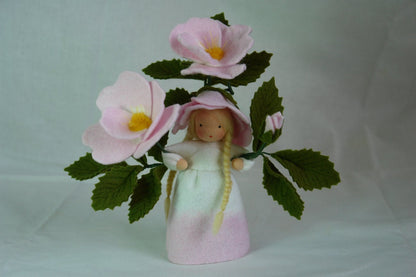 Heckenrose-Blumenkind aus Wollfilz für den Waldorf Jahreszeitentisch mit zwei geöffneten Blüten, einer Knospe und rosa Blütenhütchen.