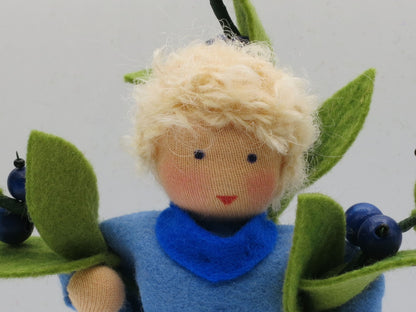 Nahaufnahme des Gesichts der Heidelbeere-Junge-Figur mit blauem Halstuch.
