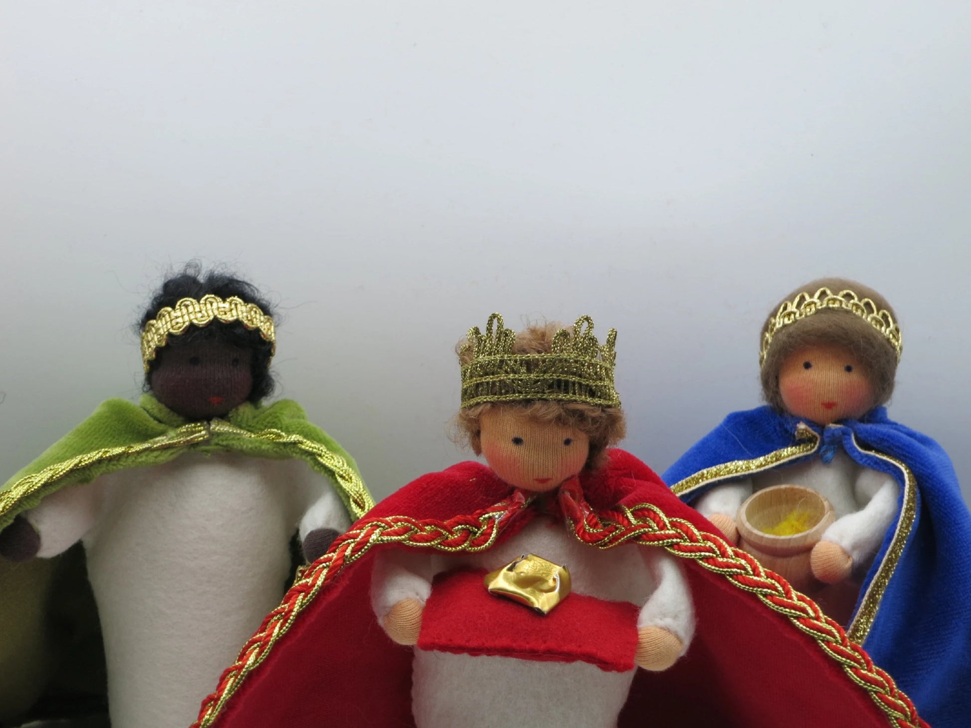 Heilige Drei Könige Blumenkinder, Nahaufnahme Gesichter mit goldenen Kronen und Geschenken – Jahreszeitentisch, Art. WI27