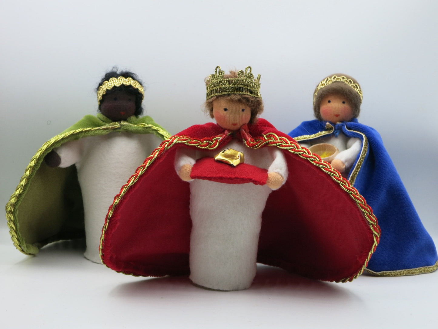 Heilige Drei Könige Blumenkinder mit grünem, rotem und blauem Samtumhang für die Weihnachtskrippe – Waldorf Jahreszeitentisch, Art. WI27