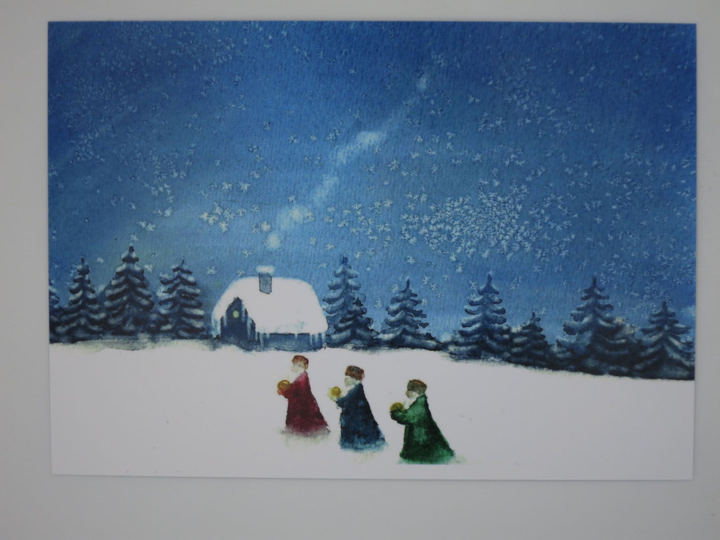 Postkarte Heilige drei Koenige von Anna Hunold, drei Koenige gehen durch Schnee zu erleuchtetem Haus