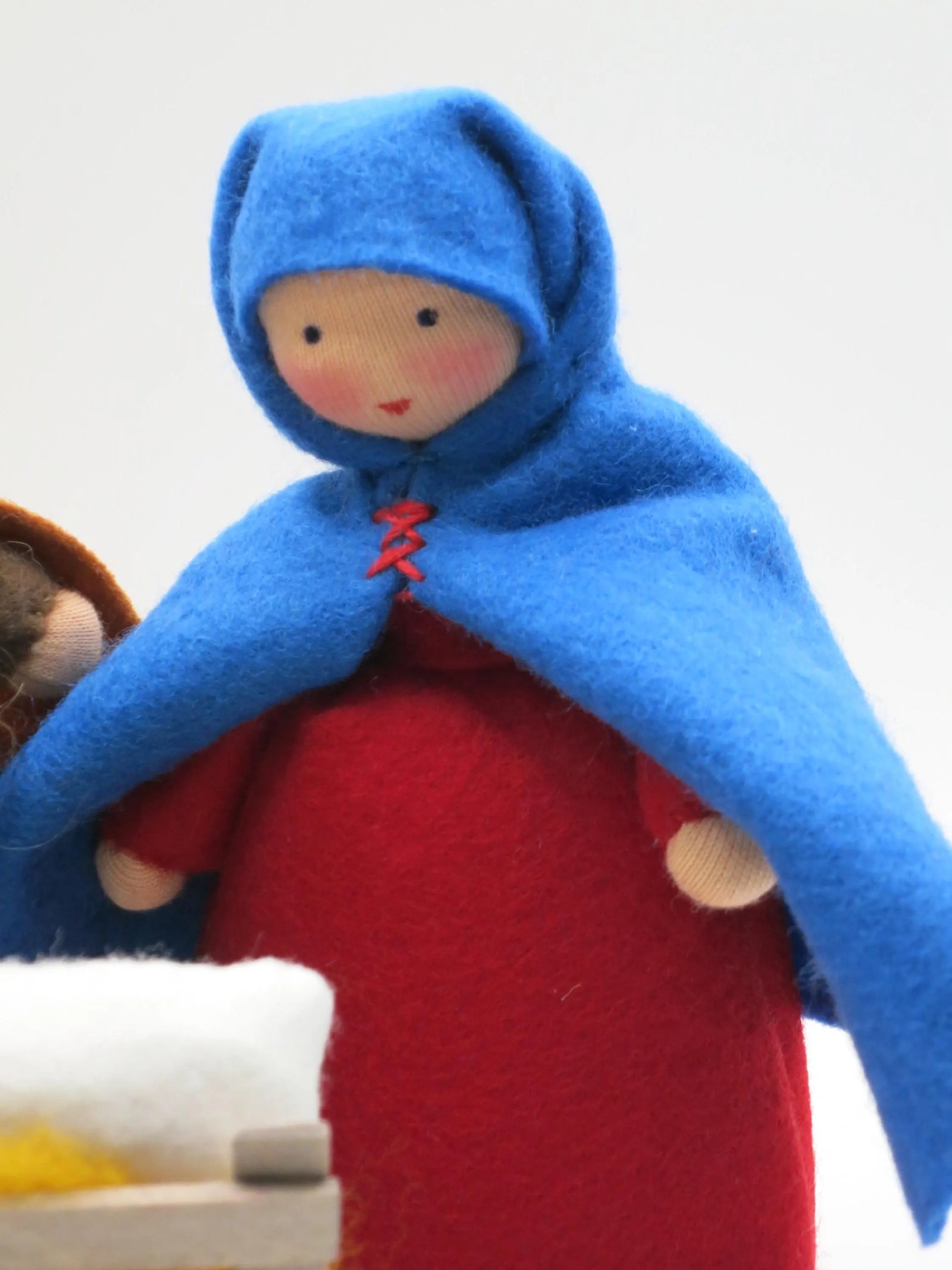 Jesuskind Blumenkind weiß eingewickelt in Holzkrippe mit gelbem Stroh – Weihnachtskrippe Jahreszeitentisch, Art. WI24