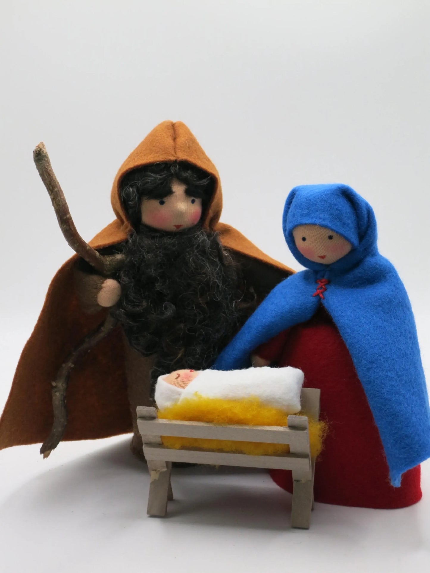 Heilige Familie Blumenkinder: Josef mit Wollbart und Stab, Maria mit blauem Kopftuch, Jesuskind in der Krippe – Waldorf Jahreszeitentisch, Art. WI24