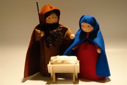 Heilige Familie Blumenkinder, Porträt von Josef und Maria mit Jesuskind in der Holzkrippe – Jahreszeitentisch, Art. WI24