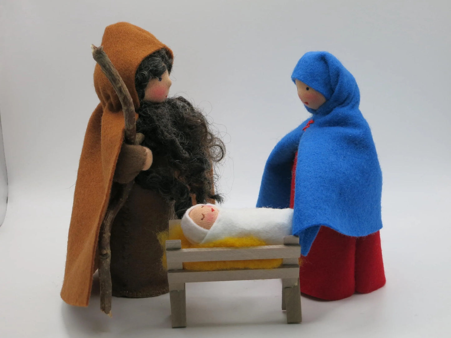 Josef Blumenkind mit schwarzem Wollbart, orangefarbener Kapuze und Holzstab – Weihnachtskrippe Jahreszeitentisch, Art. WI24
