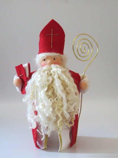 Heiliger Sankt Nikolaus Blumenkind mit Bischofsmitra und goldenem Bischofsstab, Waldorf Jahreszeitentisch Art. WI49