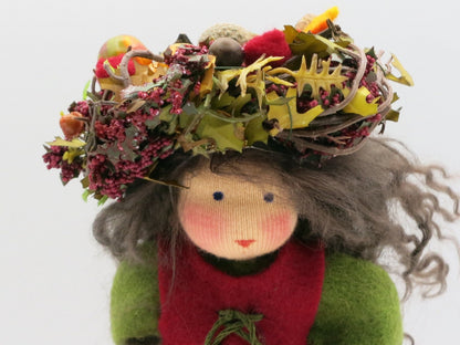 Detail der Herbstfigur mit handgesticktem Gesicht, grauem Wollhaar und dichtem Erntedank-Kranz aus Naturmaterialien