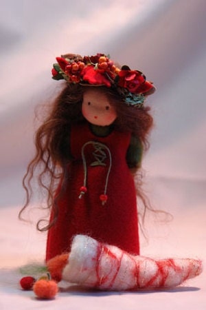 Herbst-Blumenkind im roten Kleid mit Blätterkranz und weißem Füllhorn voller bunter Filzfrüchte