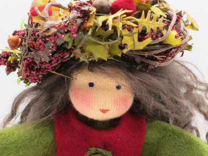 Porträt der Herbstfigur mit grauem Lockenhaar und detailreichem Naturkranz aus getrockneten Blättern und Beeren