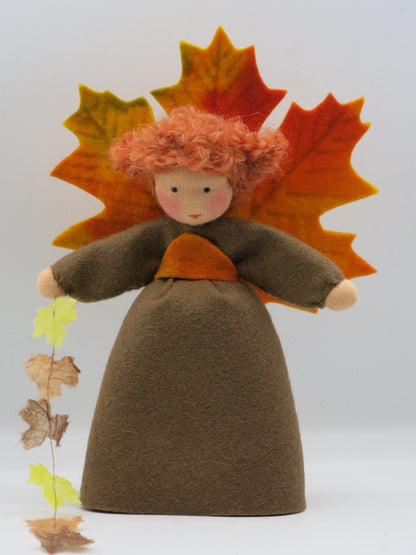 Herbst-Elfe Blumenkind aus Wollfilz mit drei Ahornblatt-Fluegeln in Gelb Orange und Rot, Waldorf-Jahreszeitentisch, Art. HE60