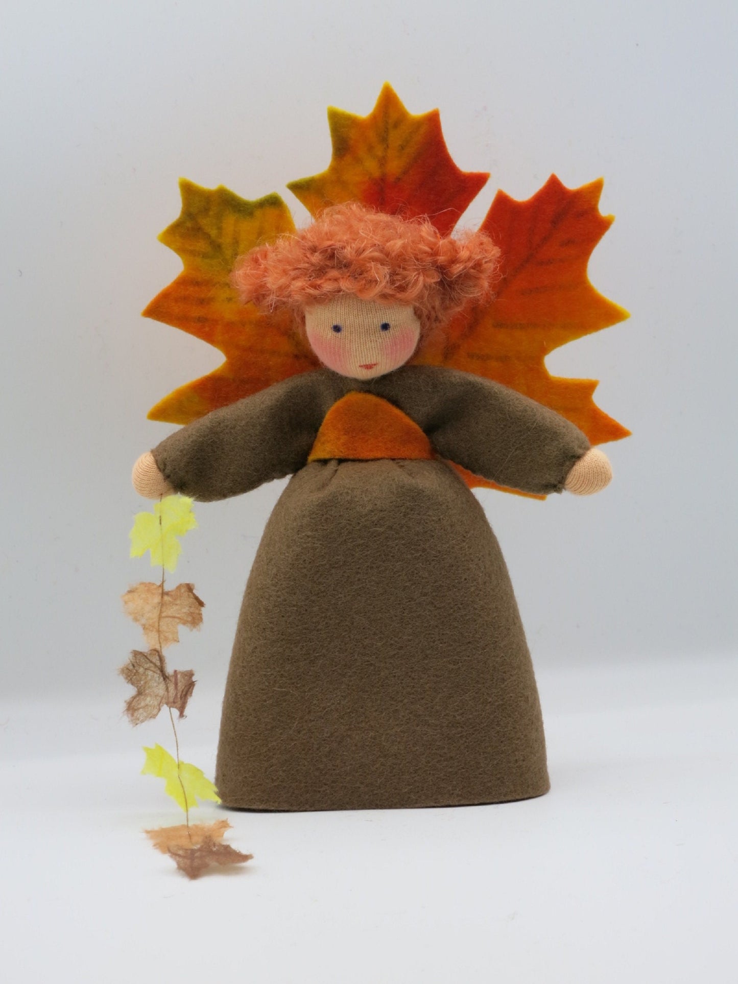 Herbst-Elfe Blumenkind aus Wollfilz mit Ahornblatt-Fluegeln und Blattgirlande, Waldorf-Jahreszeitentisch, Art. HE60