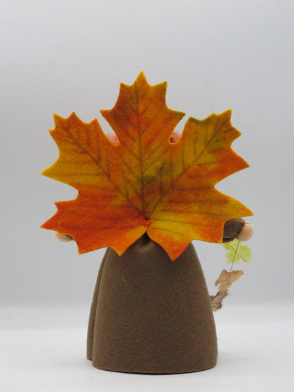 Herbst-Elfe Blumenkind aus Wollfilz, Frontalansicht mit Ahornblatt-Fluegeln und Blattgirlande, Waldorf-Jahreszeitentisch, Art. HE60