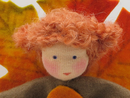 Herbst-Elfe Blumenkind aus Wollfilz, Nahaufnahme Gesicht mit Ahornblatt-Fluegeln, Waldorf-Jahreszeitentisch, Art. HE60