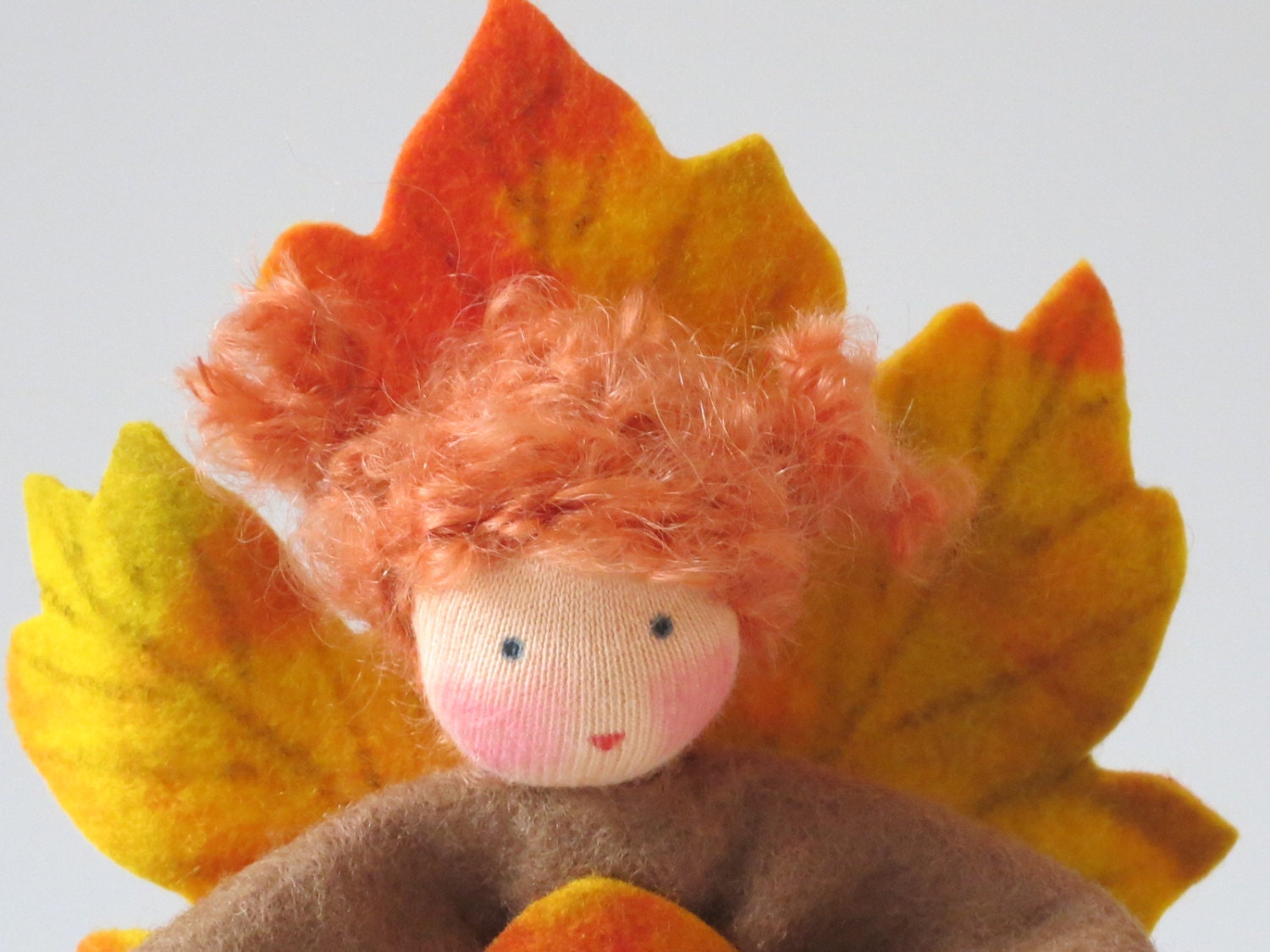 Herbst-Elfe Blumenkind aus Wollfilz, Nahaufnahme Gesicht mit roten Locken vor Ahornblatt-Fluegeln, Waldorf-Jahreszeitentisch, Art. HE60