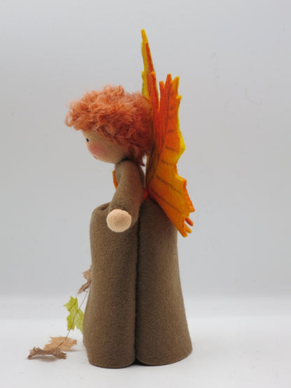 Herbst-Elfe Blumenkind aus Wollfilz, Rueckansicht mit Ahornblatt-Fluegeln, Waldorf-Jahreszeitentisch, Art. HE60