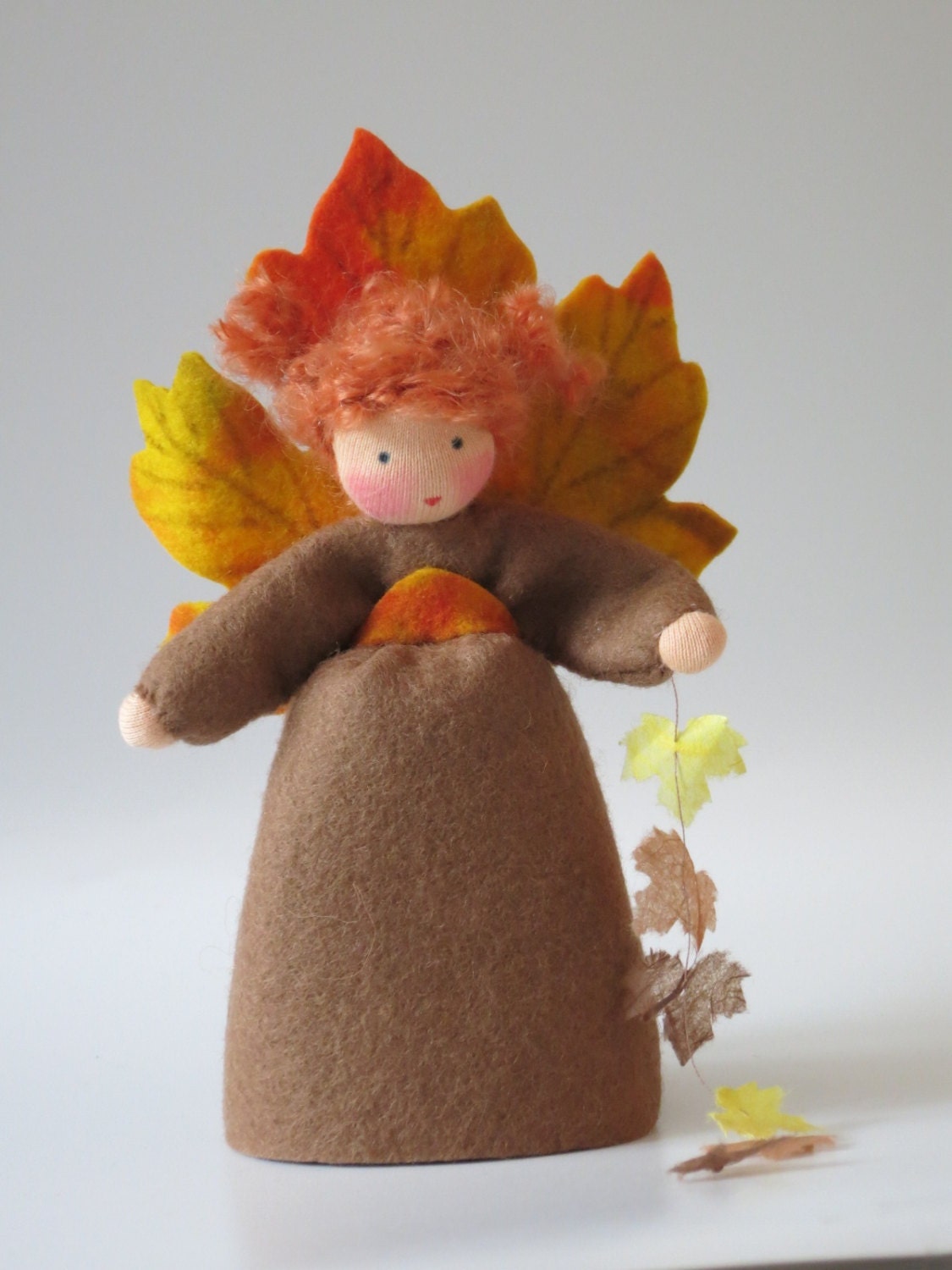 Herbst-Elfe Blumenkind aus Wollfilz, Seitenansicht mit Ahornblatt-Fluegeln, Waldorf-Jahreszeitentisch, Art. HE60