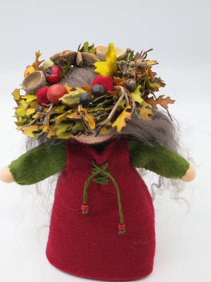 Nahaufnahme des herbstlichen Naturkranzes mit Eicheln, roten Beeren, gelben Blättern und kleinen Früchten