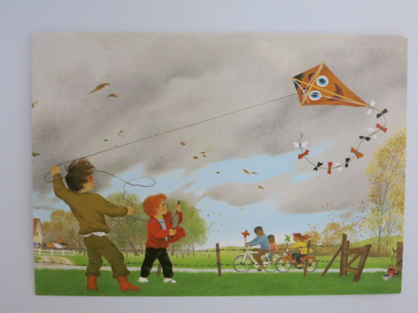 Postkarte Herbst: Kinder lassen Drachen im Wind steigen, Gerda Muller, Art. PKHE71