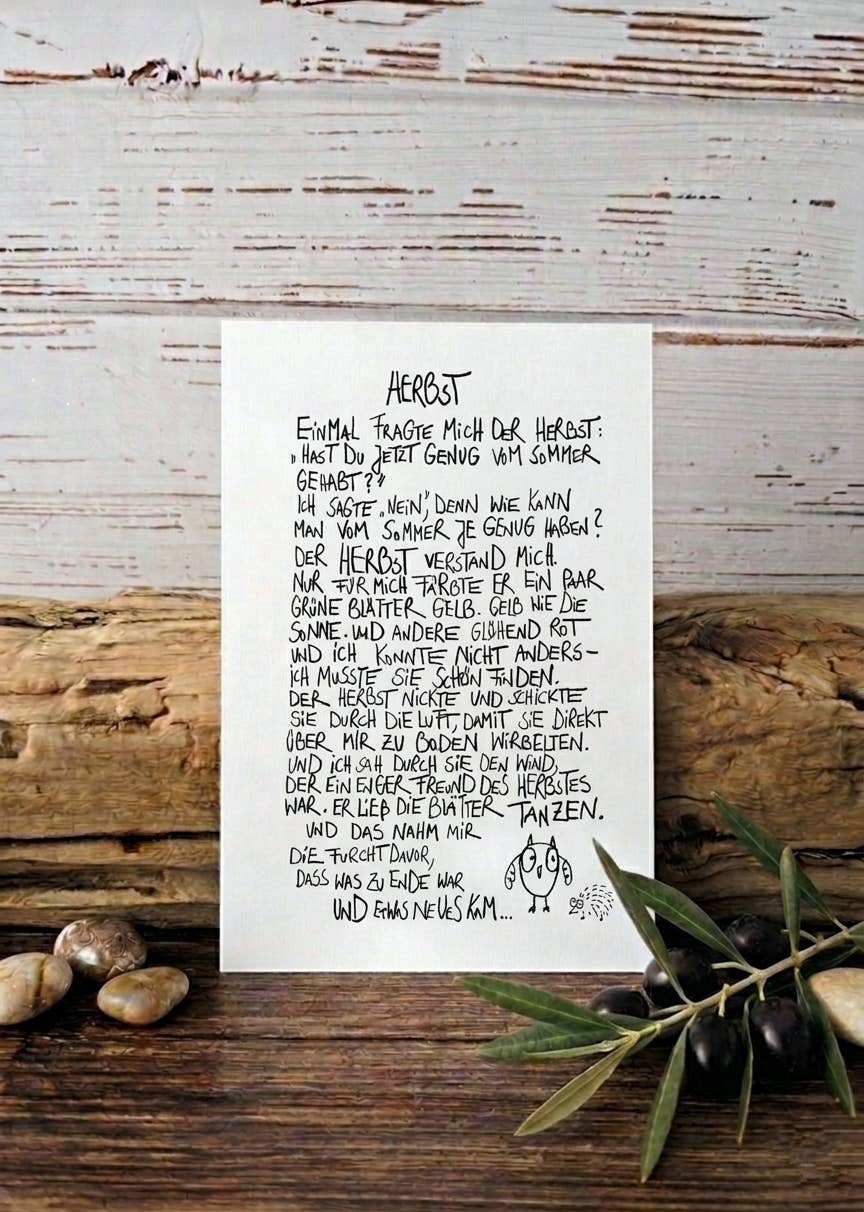 Postkarte Herbst mit handgeschriebenem Herbstgedicht im Hochformat, unten eine Eule und ein kleiner Igel, von HARRY, eDITION GUTE GEISTER, vor Holz mit Olivenzweig