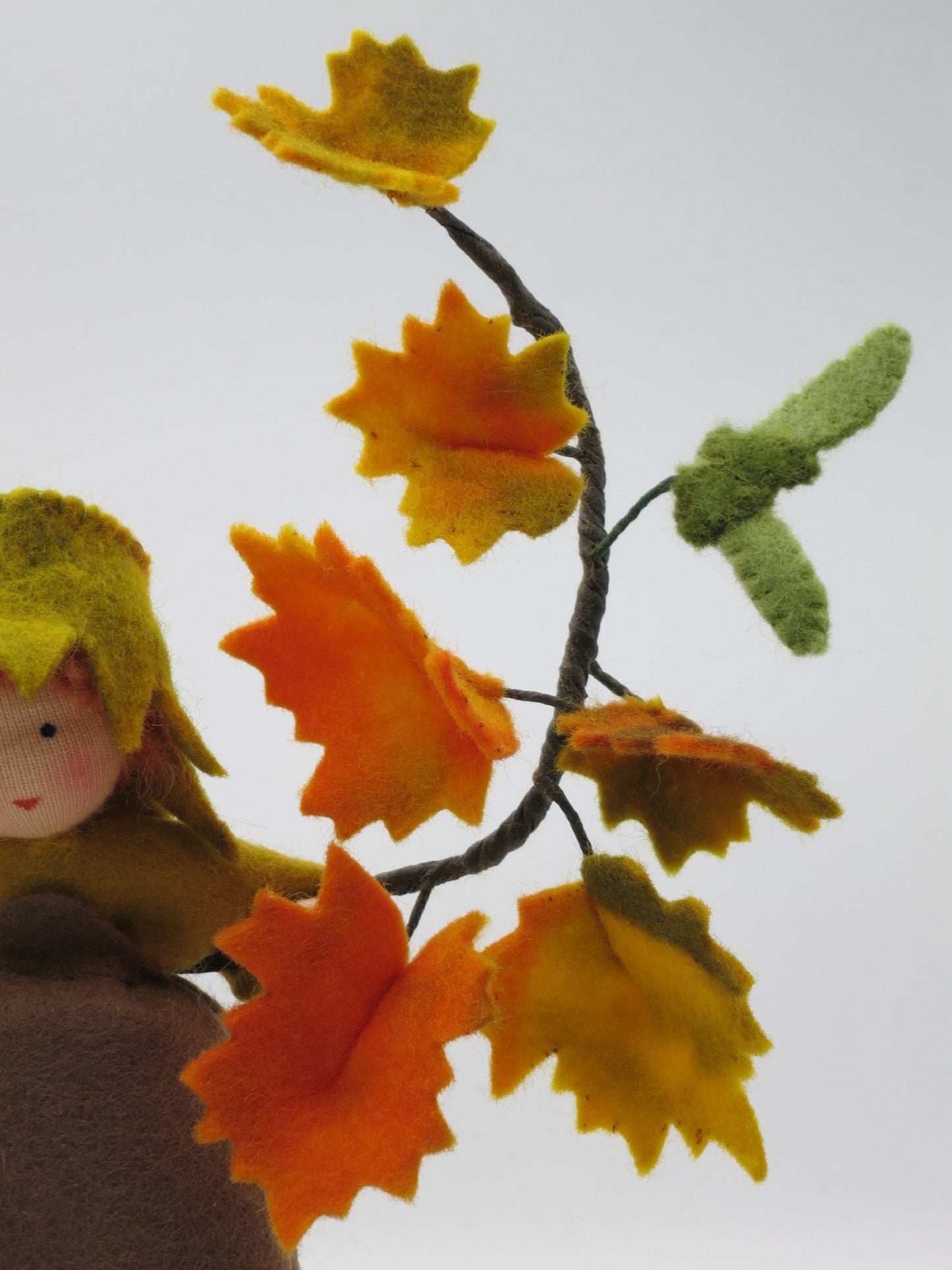 Frontalansicht des vollständigen Herbstahorns Art. HE40, Waldorf-Jahreszeitentisch Herbst.