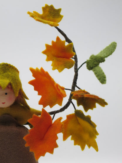 Frontalansicht des vollständigen Herbstahorns Art. HE40, Waldorf-Jahreszeitentisch Herbst.
