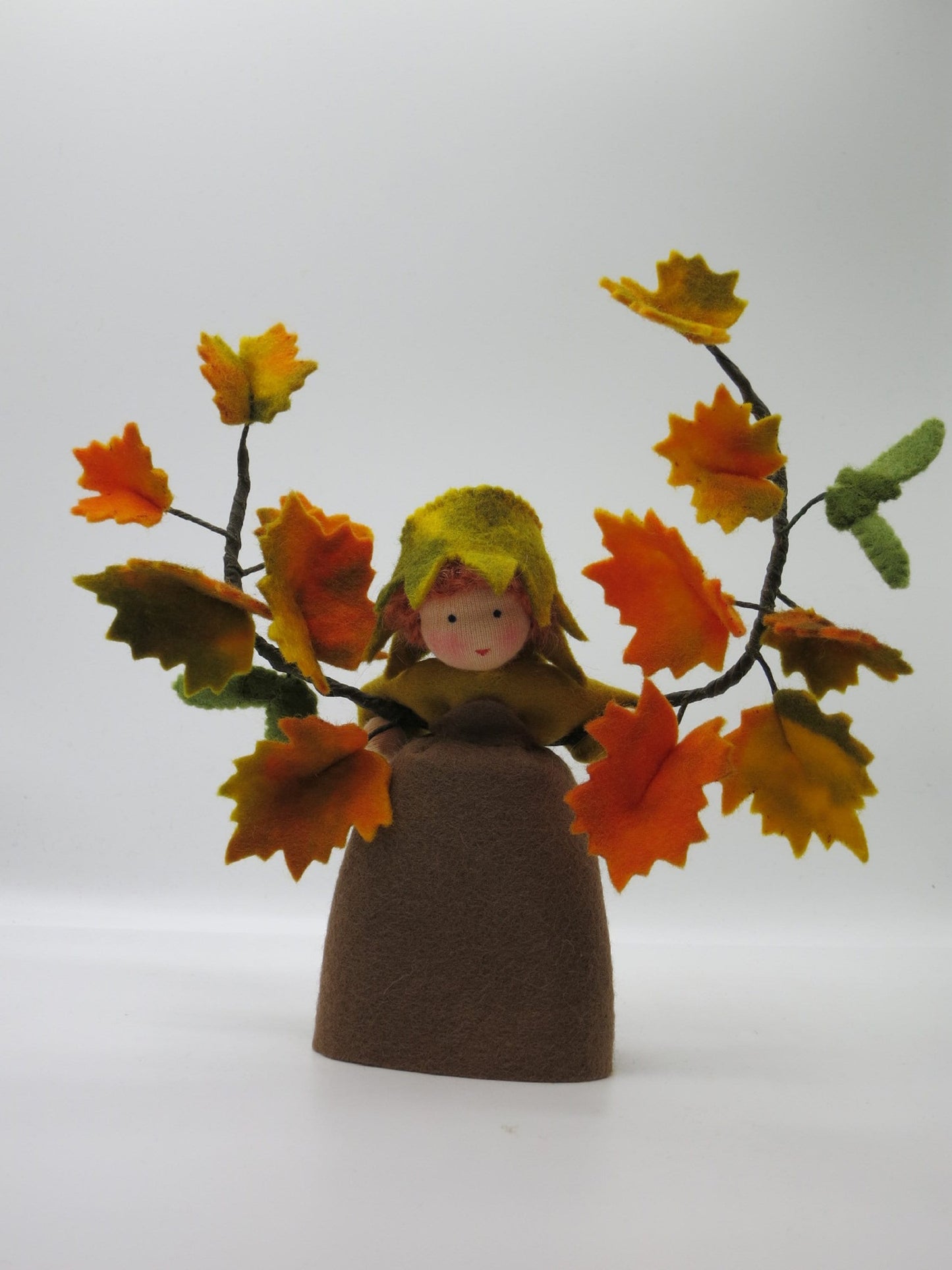 Herbstahorn Art. HE40 mit Ahornblättern und grünem Ahornhubschrauber, Waldorf-Blumenkind für den Jahreszeitentisch.