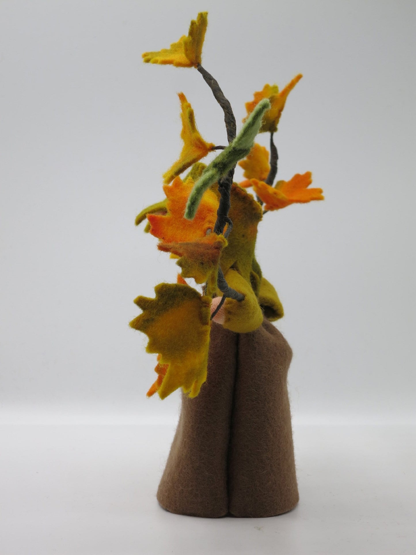 Rückansicht des Herbstahorns Art. HE40 mit gelb-orangen Ahornblättern, Waldorf-Jahreszeitentisch Herbst.