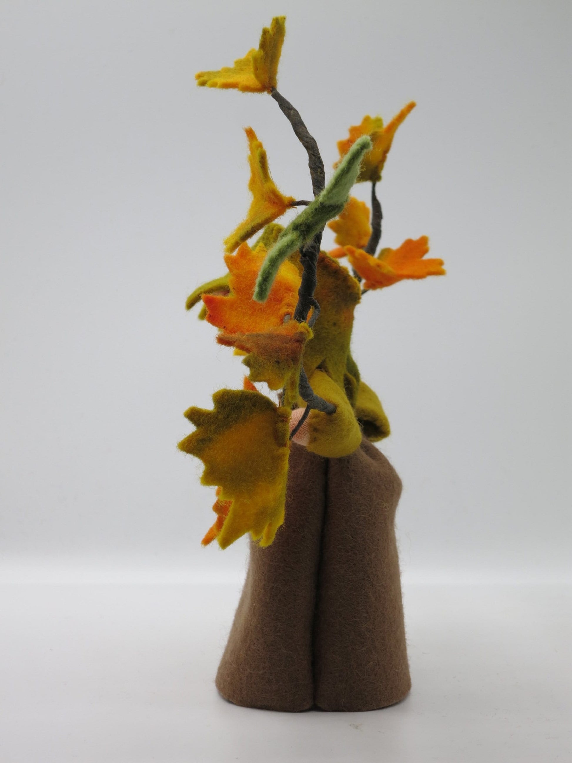 Rückansicht des Herbstahorns Art. HE40 mit gelb-orangen Ahornblättern, Waldorf-Jahreszeitentisch Herbst.