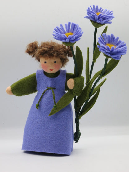 Herbstaster Art. HE46, handgefertigtes Blumenkind aus Wollfilz mit blau-violetten Blüten für den Waldorf-Jahreszeitentisch.