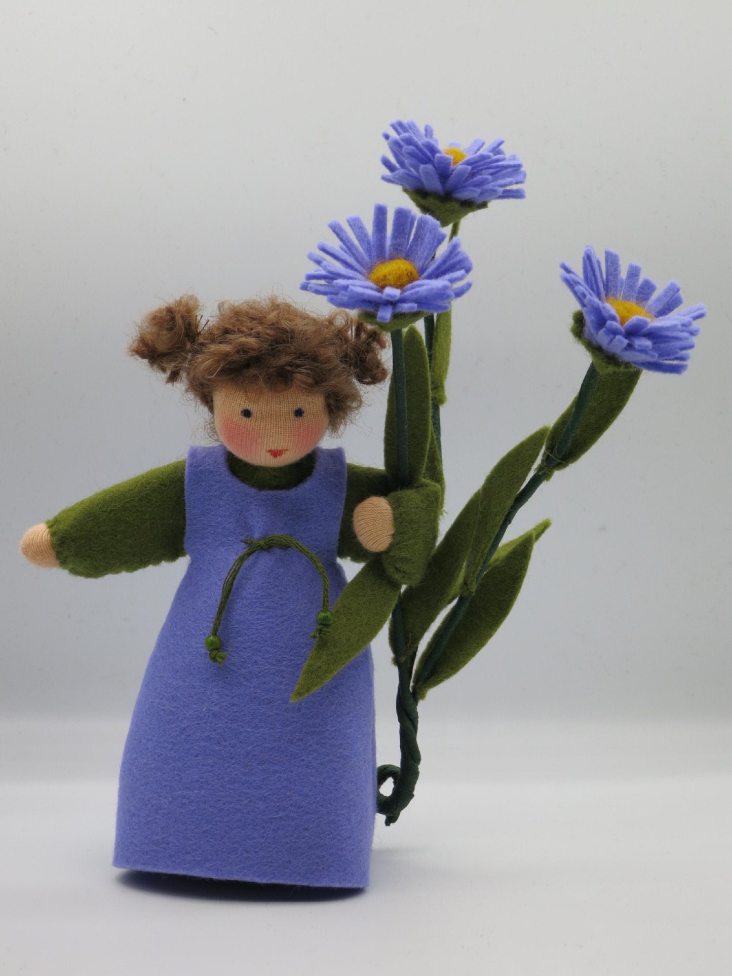 Porträt der Herbstaster Art. HE46 mit Blütenzweig, Waldorf-Blumenkind für den Jahreszeitentisch.