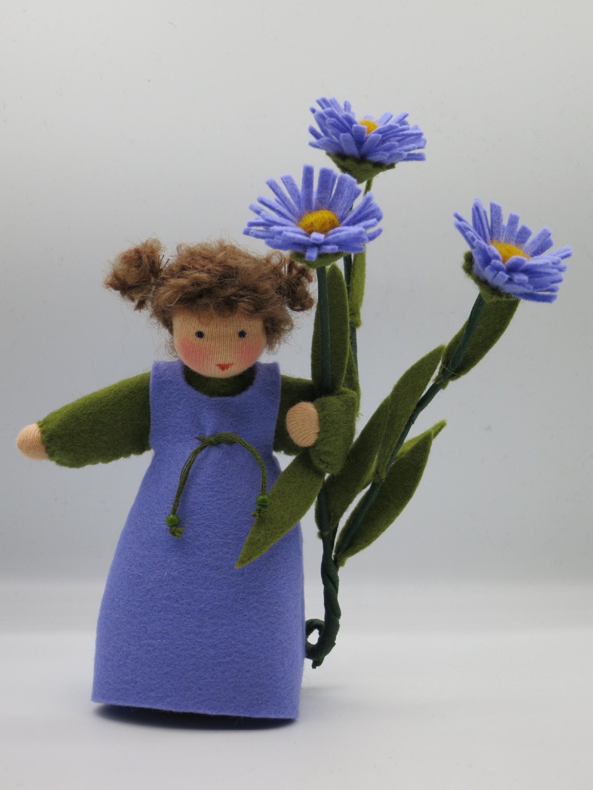 Porträt der Herbstaster Art. HE46 mit Blütenzweig, Waldorf-Blumenkind für den Jahreszeitentisch.