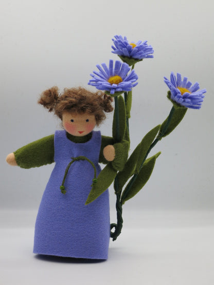 Porträt der Herbstaster Art. HE46 mit Blütenzweig, Waldorf-Blumenkind für den Jahreszeitentisch.