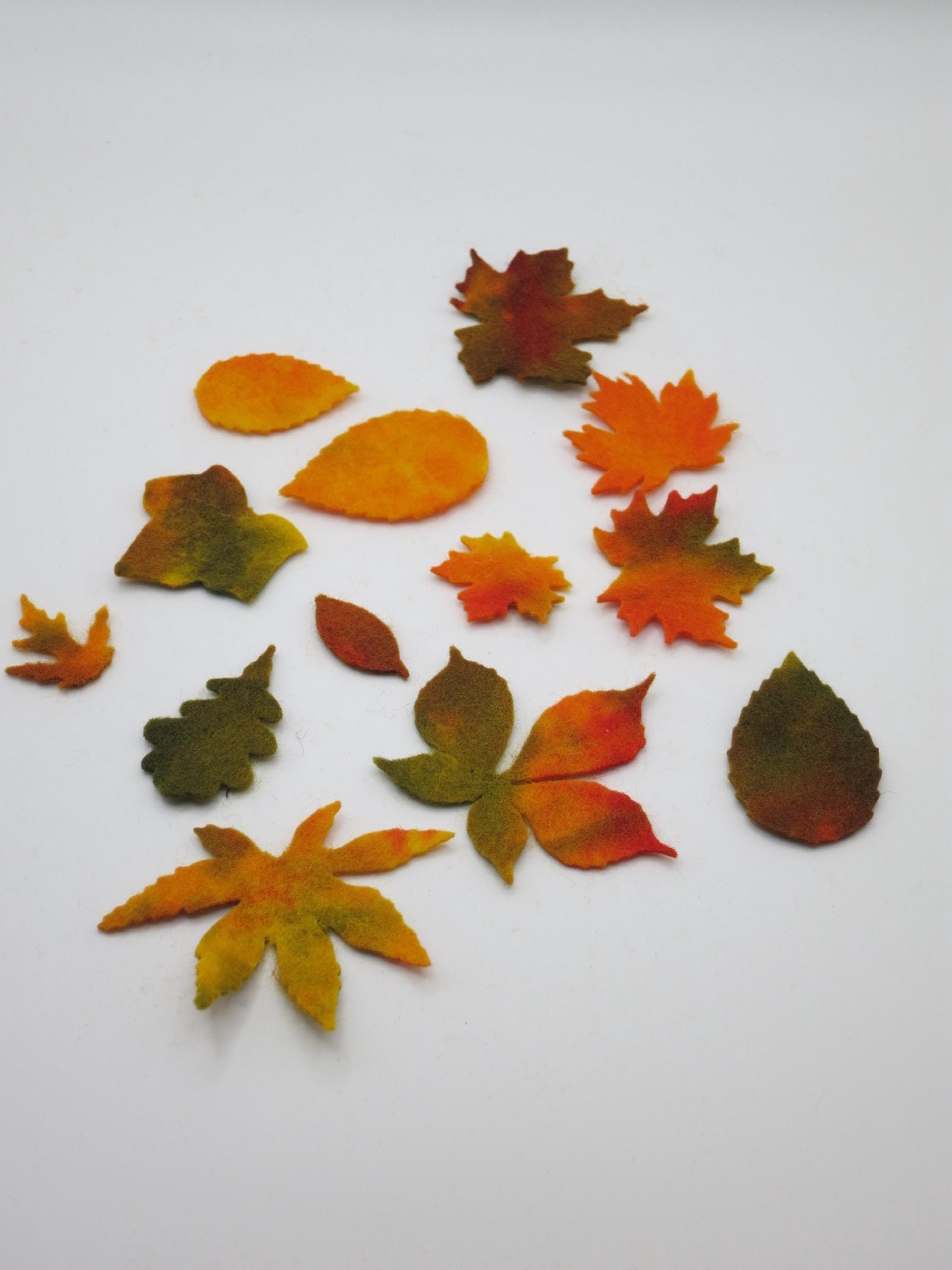 13-teiliges Herbstblaetter-Streudeko-Set aus Woll-Maerchenfilz, Waldorf-Jahreszeitentisch, Art. HE4