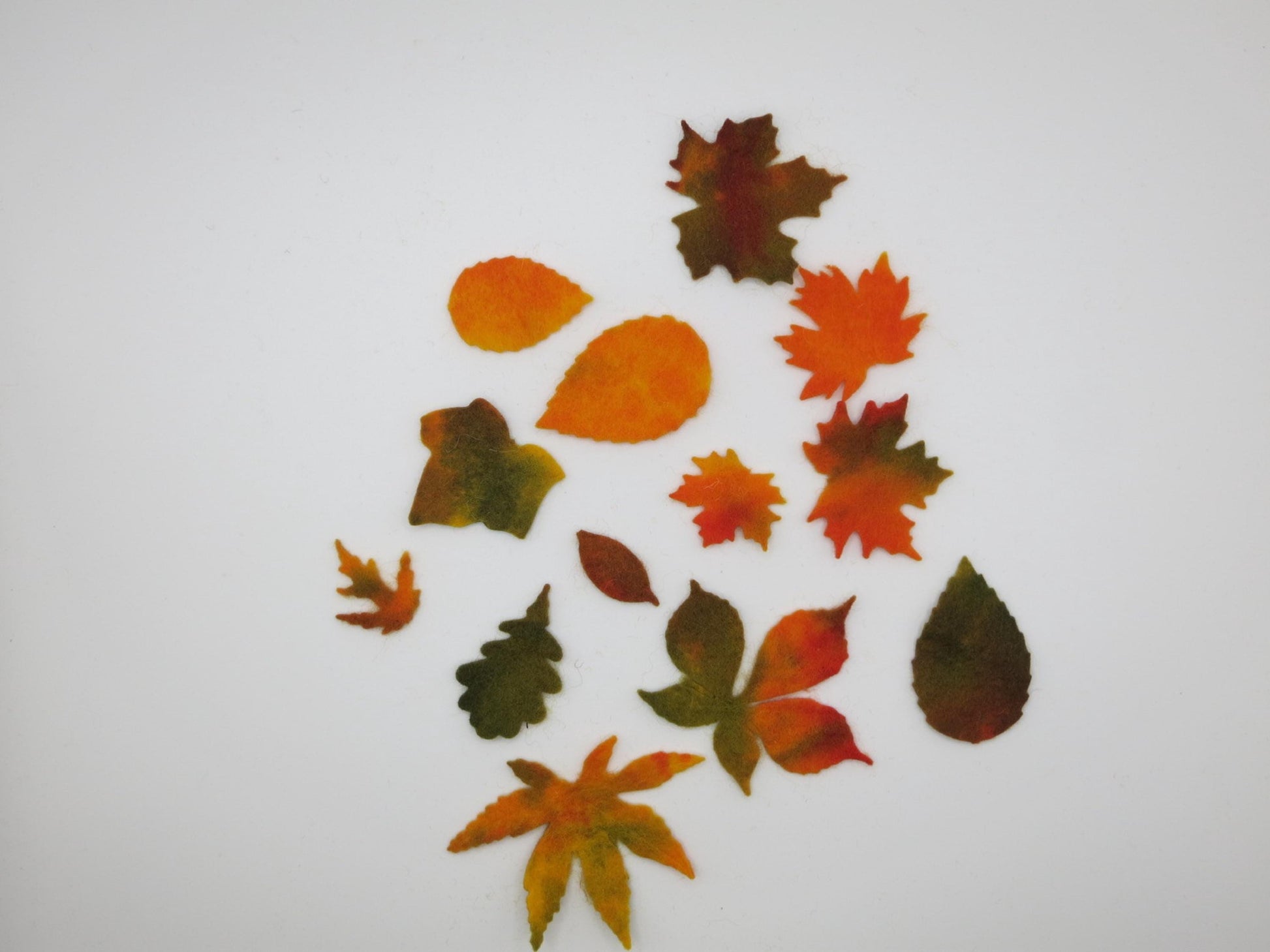 13-teiliges Herbstblaetter-Streudeko-Set aus Woll-Maerchenfilz, Gesamtansicht, Waldorf-Jahreszeitentisch, Art. HE4